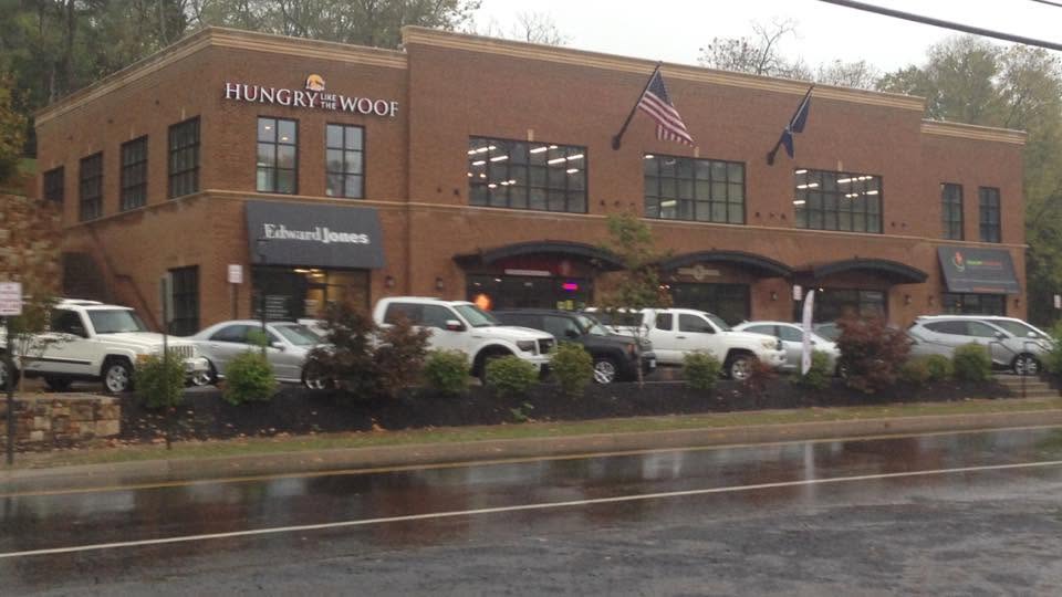 Commercial retail plaza built by Pearl Construction with covered storefronts